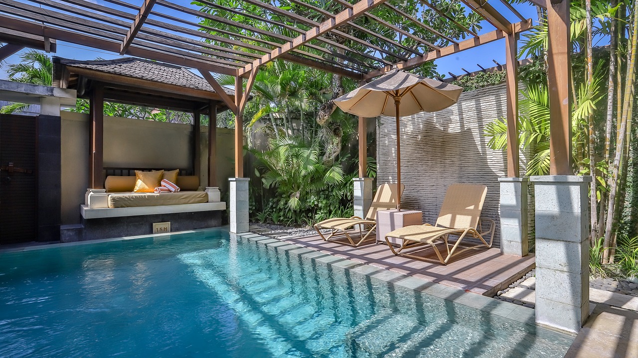 Villa ourdoor pool palms