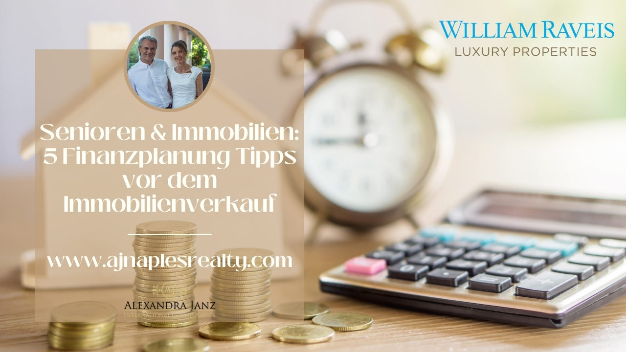 Grafik zur Finanzplanung für Senioren beim Immobilienverkauf: Haus-Symbol, Münzstapel, Taschenrechner und Wecker im Hintergrund, mit einem Foto eines lächelnden älteren Paares. Text: ‚Senioren & Immobilien: 5 Finanzplanung Tipps vor dem Immobilienverkauf‘. Branding: William Raveis Luxury Properties und Alexandra Janz International Team Naples.“