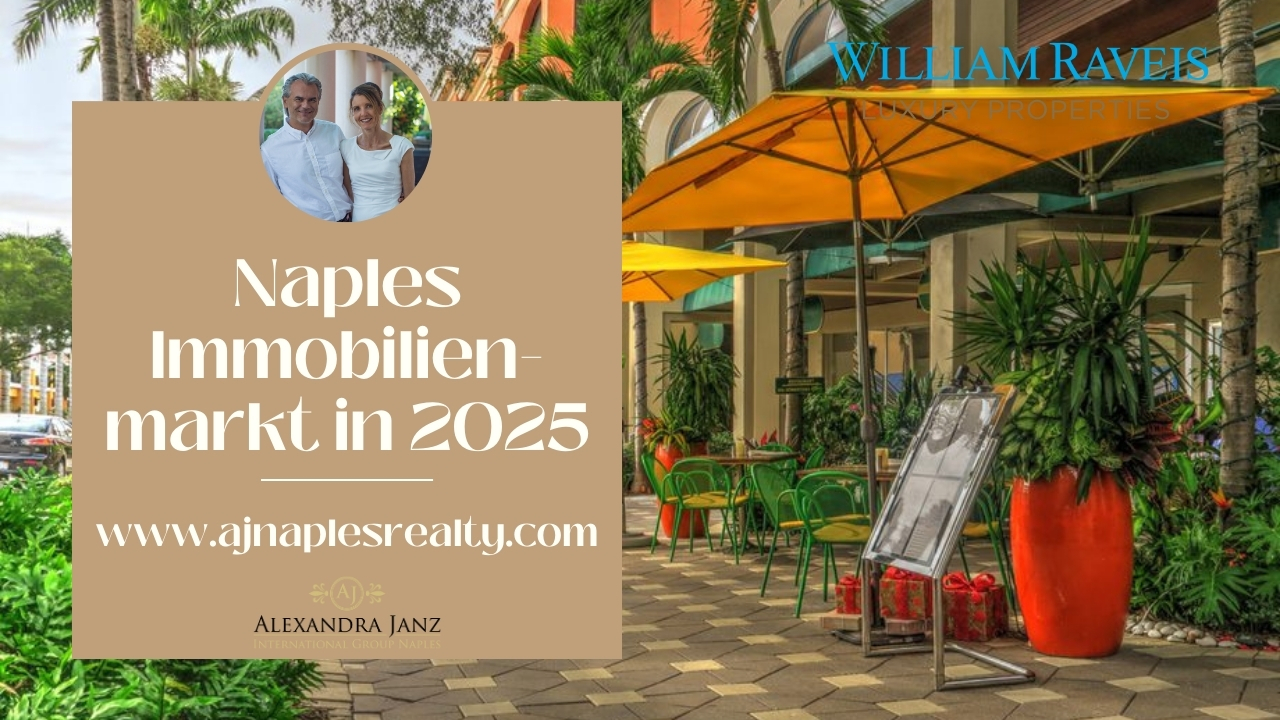 Werbegrafik zum Immobilienrückblick Naples 2025 mit geteiltem Layout: links ein beigefarbener Kasten mit Text und rundem Foto von zwei Personen, rechts eine lebendige Café-Szene mit grünen und orangefarbenen Stühlen, großen orangefarbenen Sonnenschirmen, tropischen Pflanzen und einem Gebäude mit Rundbogenfenstern und Palmen.