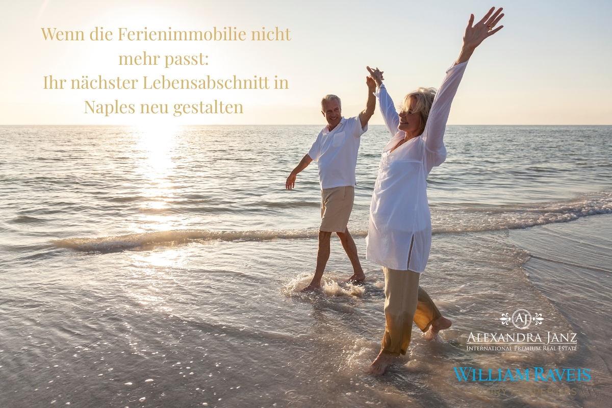 Älteres Paar am Strand in Naples Florida bei Sonnenuntergang als Symbol für einen neuen Lebensabschnitt und eine Ferienimmobilie in Naples