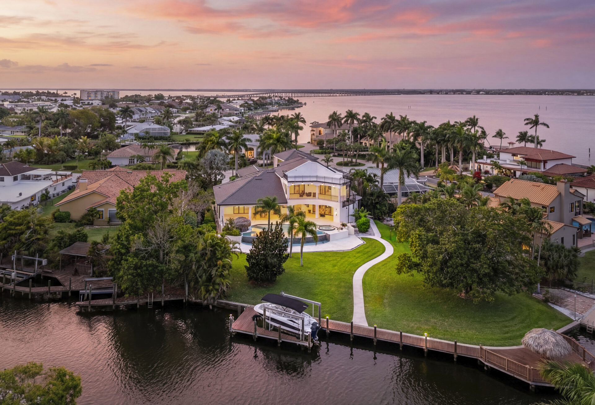 Luftaufnahme des weitläufigen Wassergrundstücks 4944 Normandy Court in Cape Coral mit Bootsanleger und direktem Zugang zum Golf von Mexiko