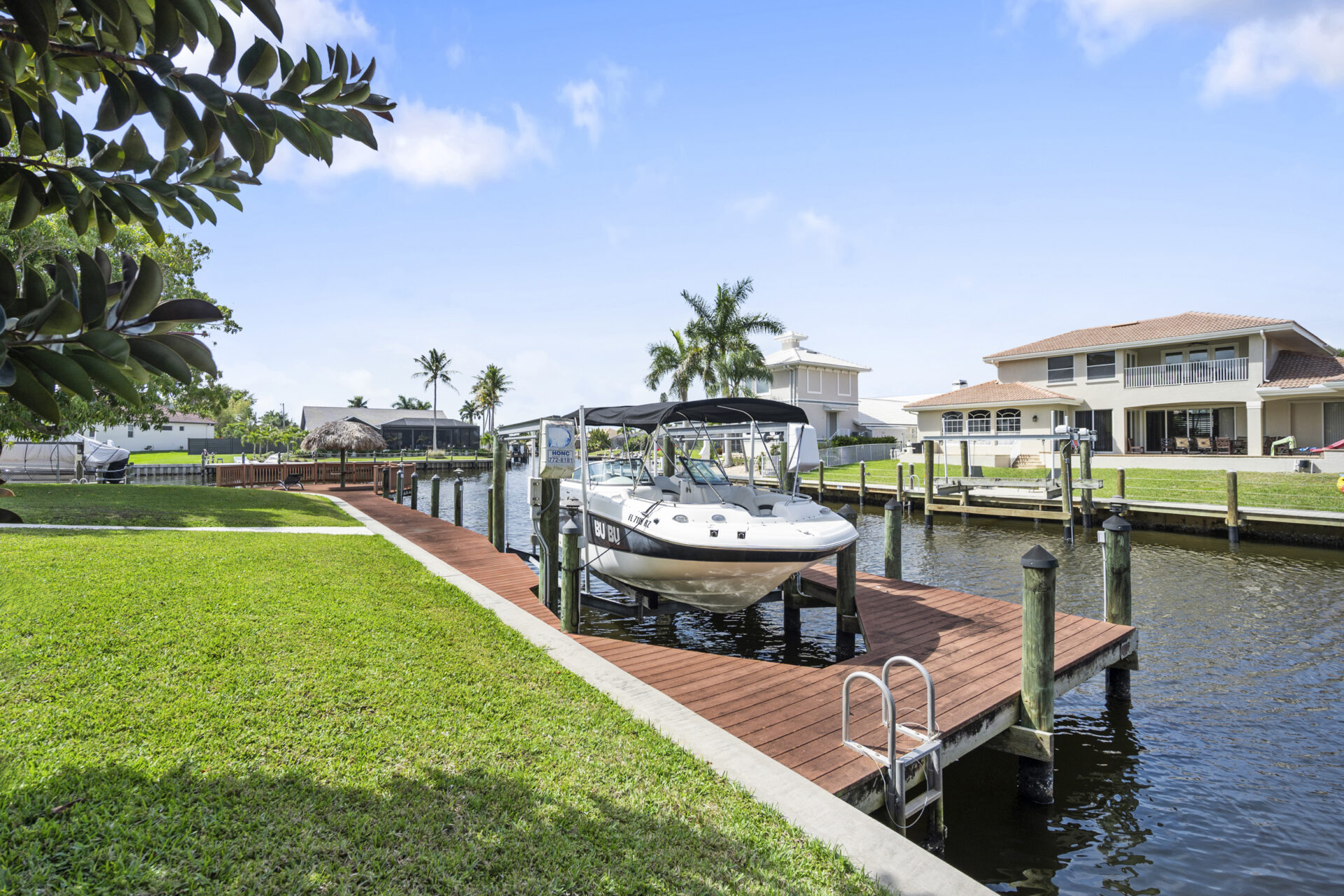 Privater Bootsanleger mit Bootslift am brückenfreien Wasserzugang von 4944 Normandy Court Cape Coral