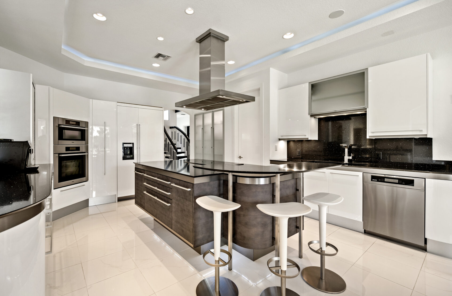 Italienische PEDINI-Designküche mit hochwertigen Miele-Geräten in 4944 Normandy Court Cape Coral
